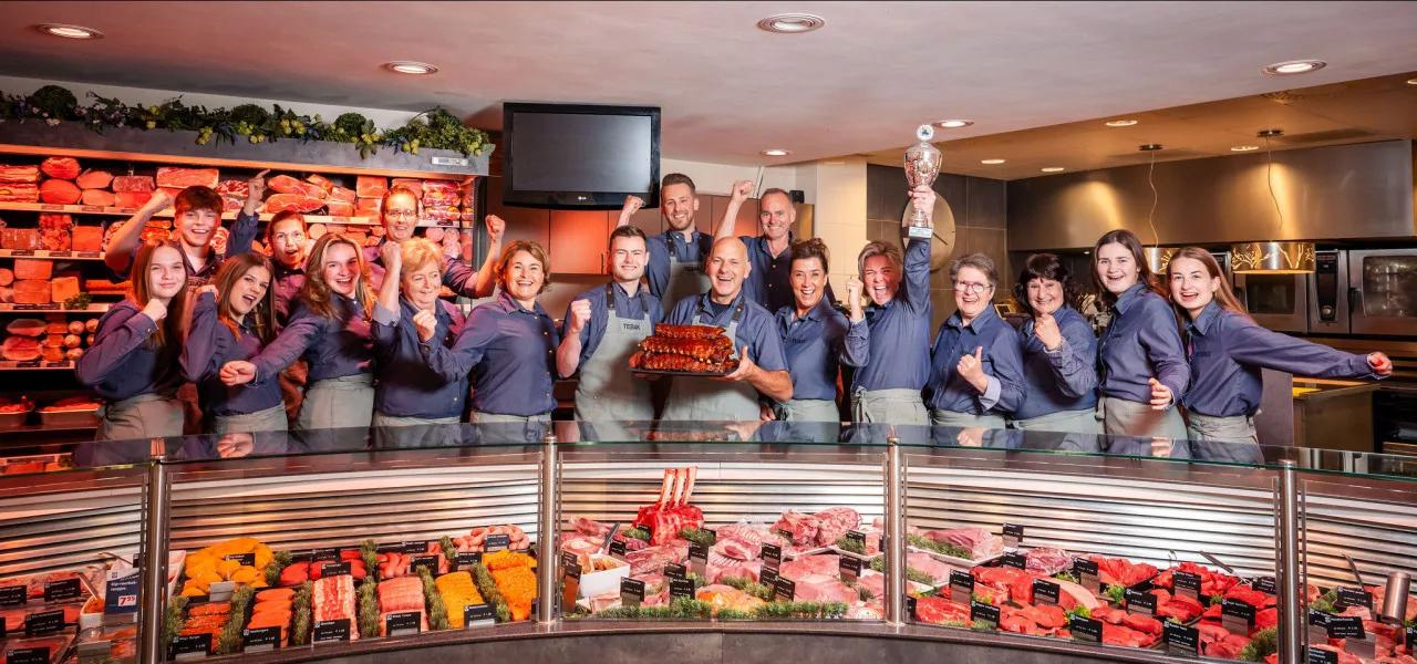 Het team van Keurslager Tebak achter de toonbank