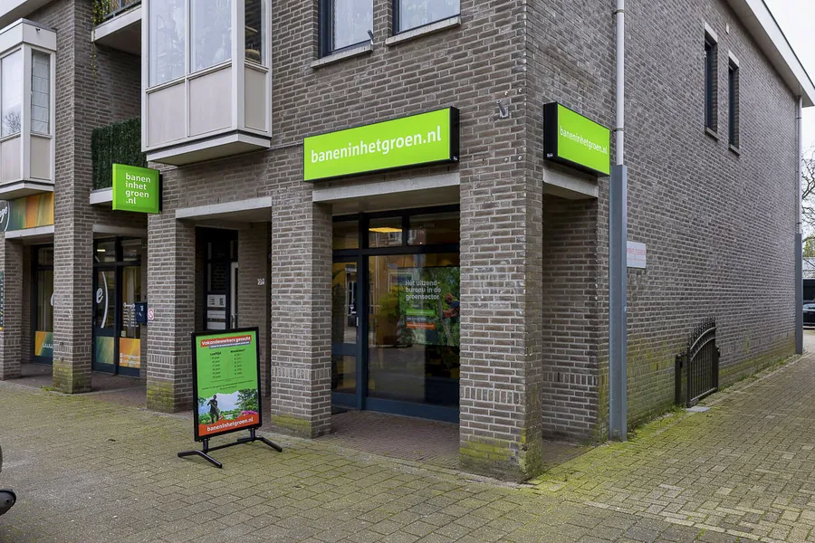 Gevel van Banen in het groen